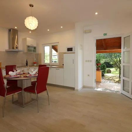 Ferienhaus-in-porec-mit-pool-melisa-6 3*